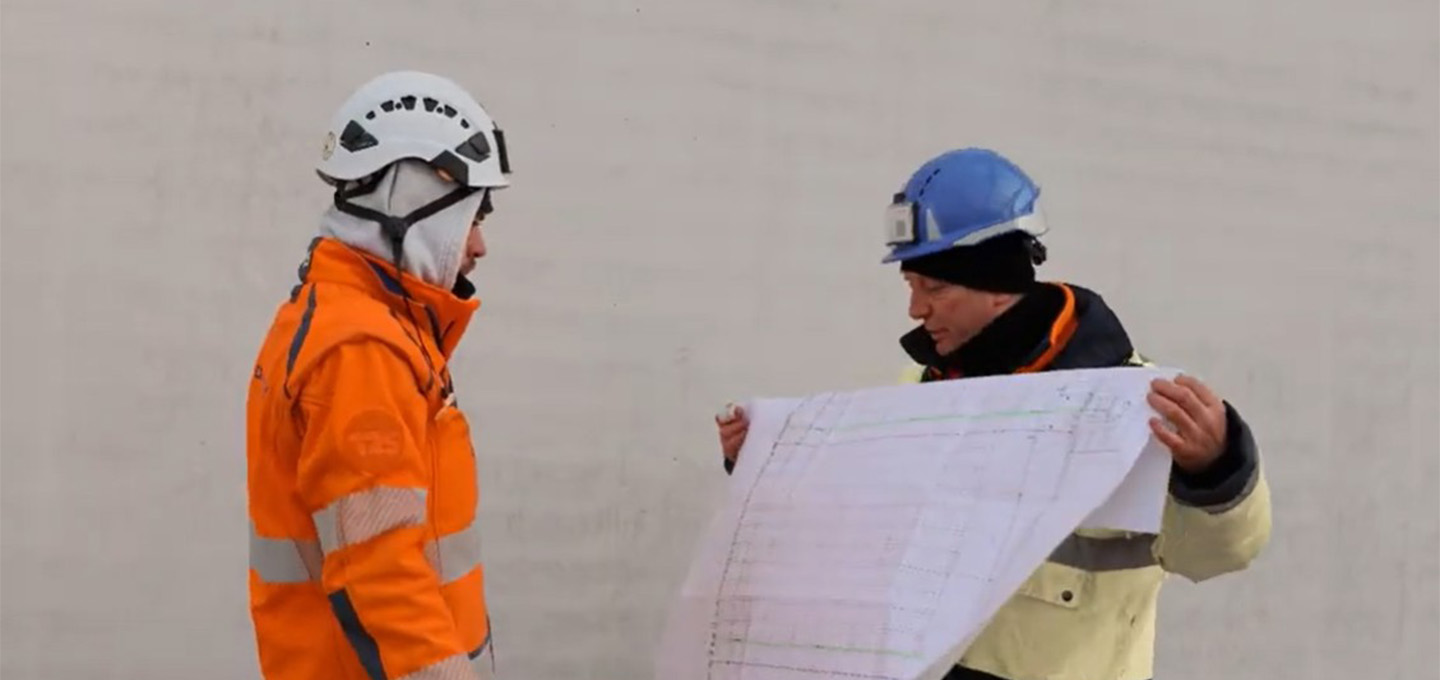 sur chantiers collaborateurs demouselle avec casques regardent un plan