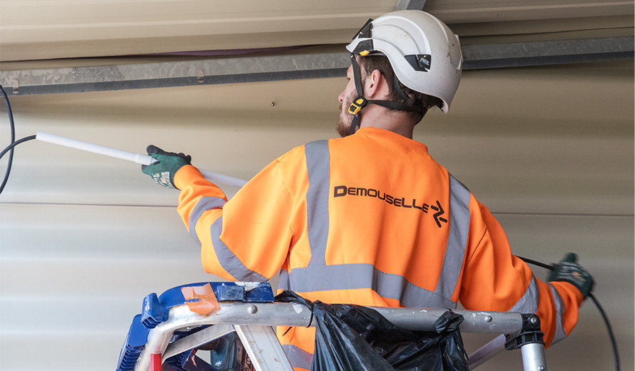 collaborateur avec logo demouselle et casque sur chantier