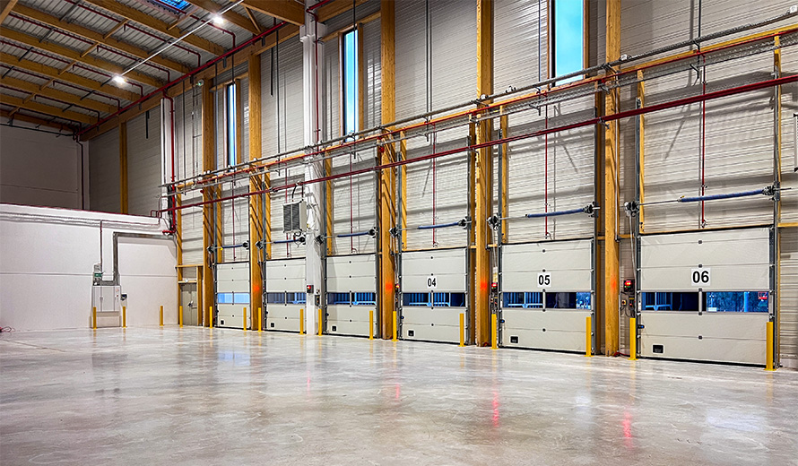 intérieure plateforme logistique portes vers quais de déchargement